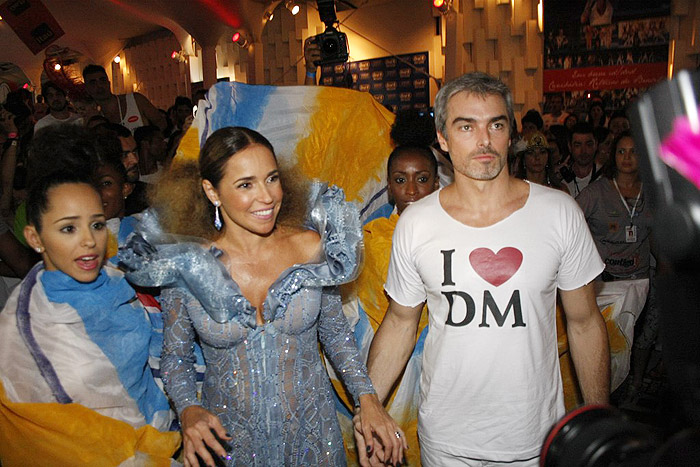 O marido Marco Scabia vestiu camiseta I Love DM (Daniela Mercury)