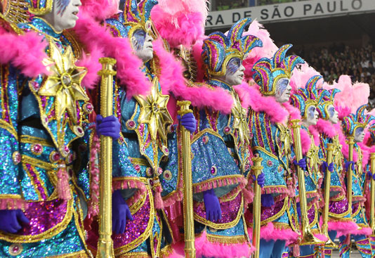 Rosas de Ouro desfila com Ellen Roche e Ali Baba