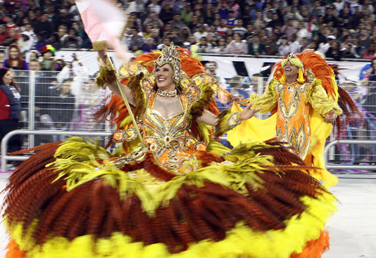 Rosas de Ouro desfila com Ellen Roche e Ali Baba