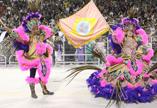 Rosas de Ouro desfila com Ellen Roche e Ali Baba