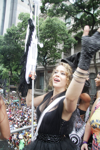 Leandra Leal desfilou segurando a bandeira 