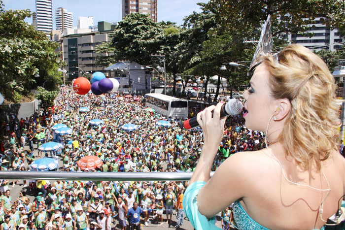 A apresentadora canta no bloco há oito anos