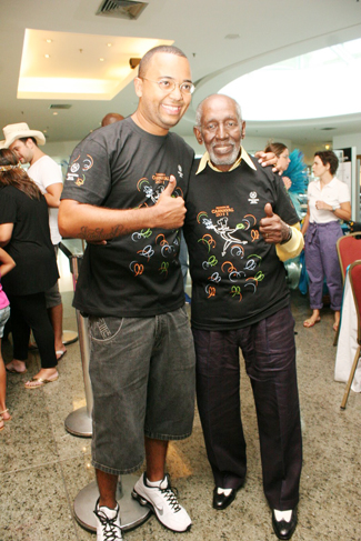 Dudu posou para foto com um dos membros da escola