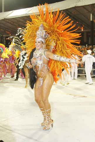 Carnaval: Angela Bismarchi e Dani Sperle ajudam Nenê da Vila Matilde a contar a história do sal 