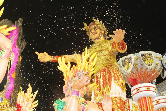 Águia de Ouro bota fogo no Sambódromo de São Paulo com Valeska Popozuda como Rainha