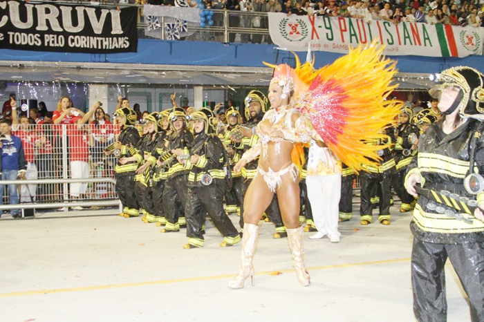 Águia de Ouro bota fogo no Sambódromo de São Paulo com Valeska Popozuda como Rainha