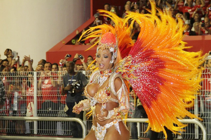 Águia de Ouro bota fogo no Sambódromo de São Paulo com Valeska Popozuda como Rainha