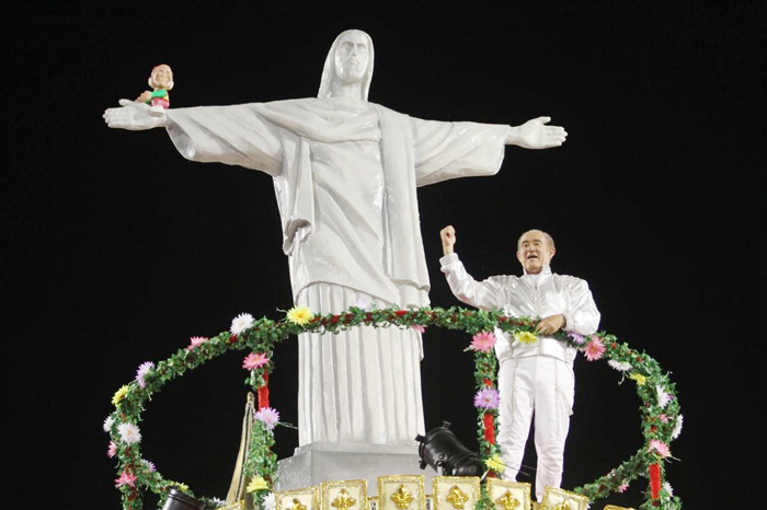 Renato Aragão é homenageado pela X-9 e leva a família para a avenida