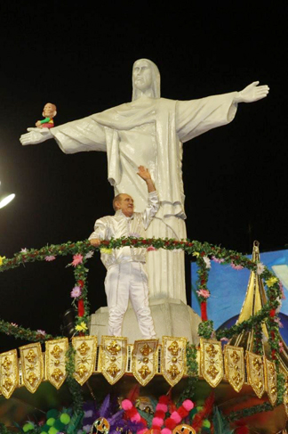 Renato Aragão é homenageado pela X-9 e leva a família para a avenida