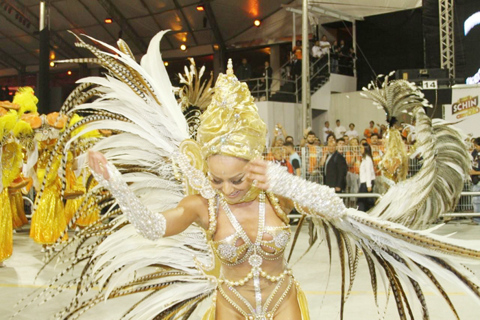 Gaviões da Fiel desfila o carnaval árabe e tem Sabrina Sato como musa