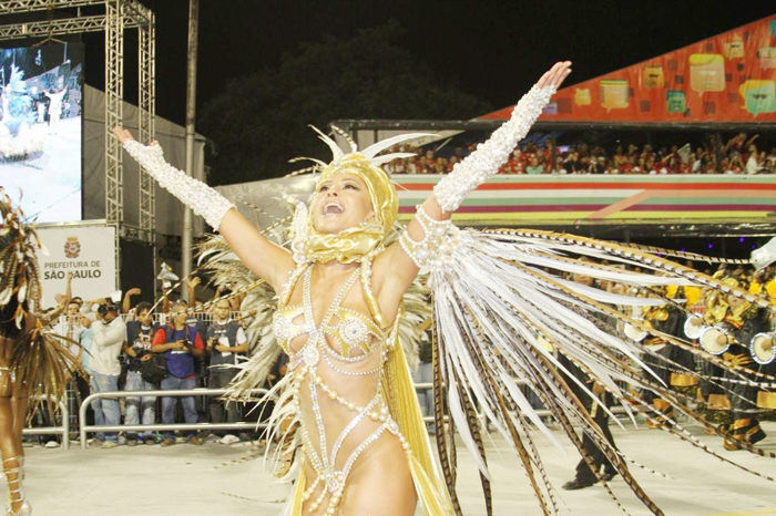 Gaviões da Fiel desfila o carnaval árabe e tem Sabrina Sato como musa