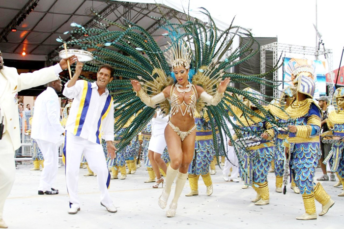 Com Gracyanne Barbosa como rainha, Império de Casa Verde canta a cerveja no Anhembi