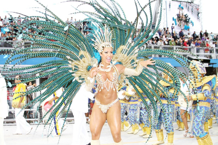 Com Gracyanne Barbosa como rainha, Império de Casa Verde canta a cerveja no Anhembi