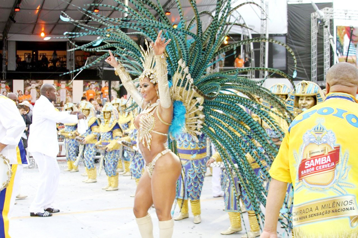 Com Gracyanne Barbosa como rainha, Império de Casa Verde canta a cerveja no Anhembi