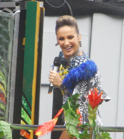 A cantora botou toda sua energia no trio elétrico