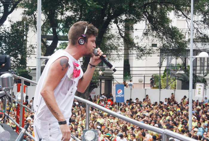 Saulo Fernandes comandou mais dia de festa em Salvador 