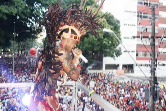 Léo Santana se vestiu de Deus da Terra