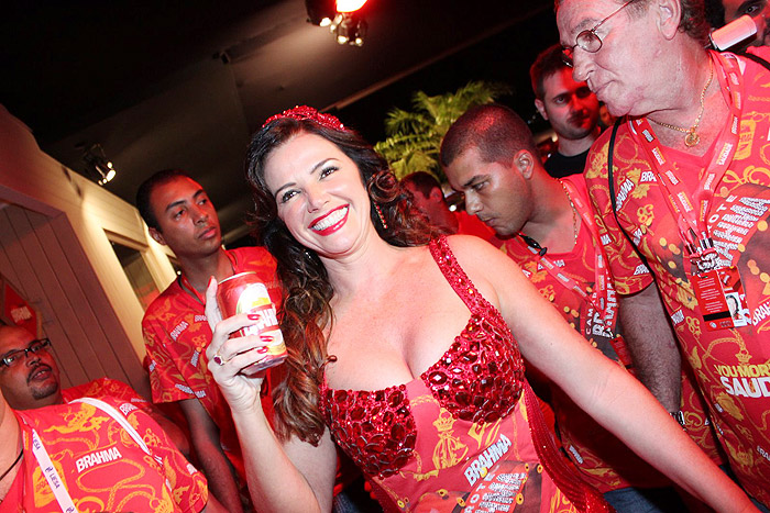 Luma de Oliveria já chega tomando sua cerveja