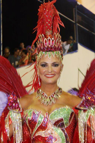 Luiza Brunet deslumbrante à frente da bateria da Imperatriz