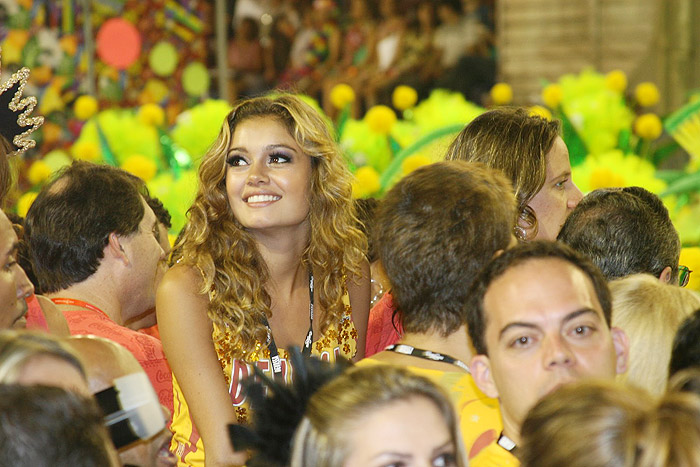 Sophie Charlotte só sorrisos na folia