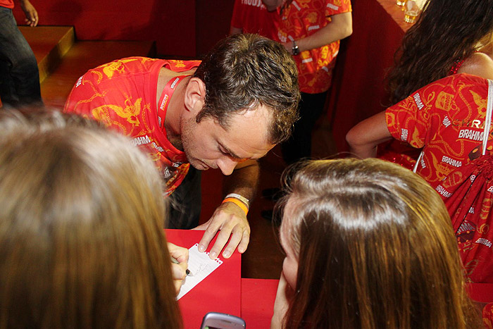 Jude Law dá autógrafos para as fãs
