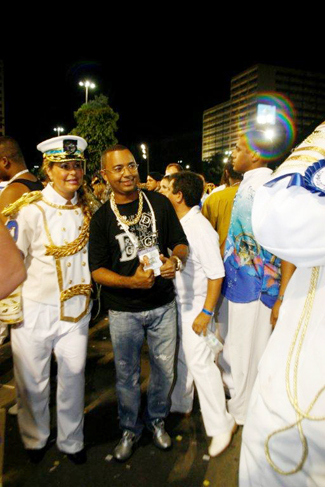 Sheron Menezes estreia como rainha da Portela cantando a navegação 	