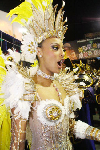 Sheron Menezes estreia como rainha da Portela cantando a navegação 	