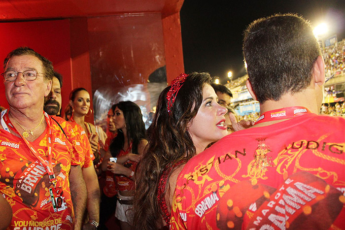 Luma se encanta com desfile da Unidos da Tijuca