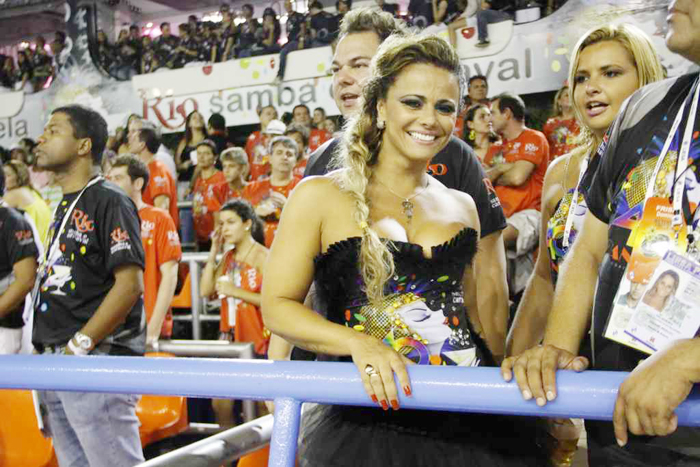 Viviane Araújo assiste ao desfile