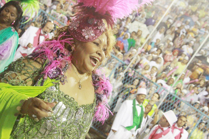 Alcione empolga a plateia do Sambódromo