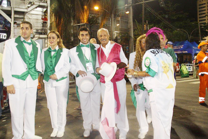 Integrantes da diretoria se preparam para o desfile