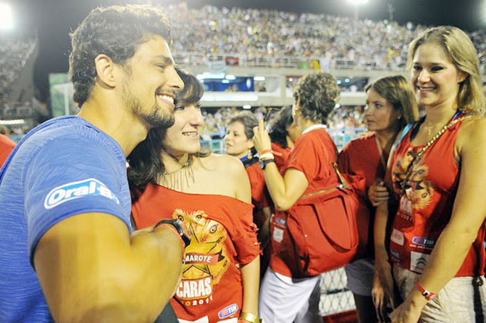 Cauã Reymond posando com suas fãs