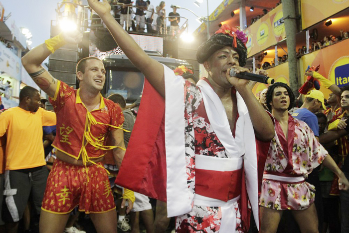 O polêmico participante empolgou a galera junto com o trio