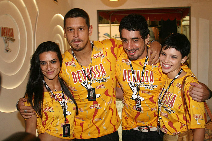 Cleo Pires, o namorado João Vicente Castro e amigos