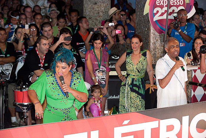 Família Gi no Expresso 2222l:Gilberto, Preta e Flora 