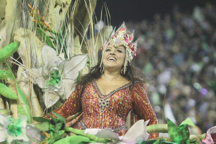 Mocidade desfila falando sobre as festas da agricultura