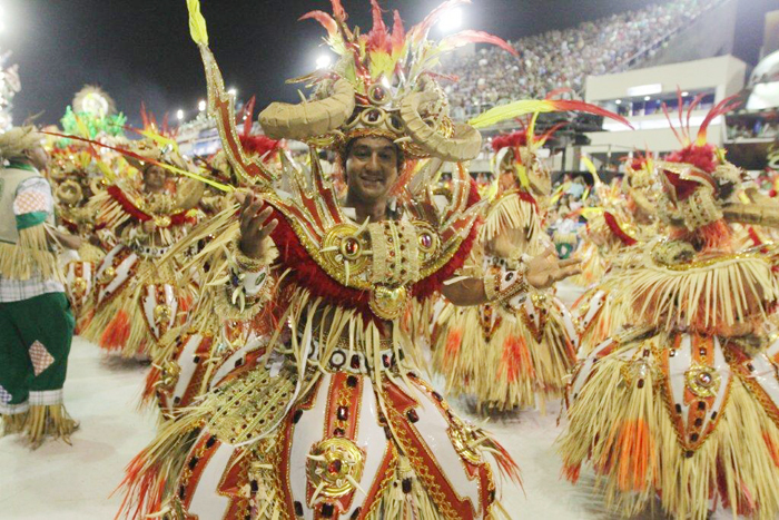 Mocidade desfila falando sobre as festas da agricultura