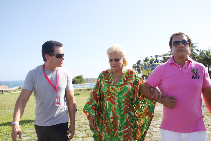 O trio caminhou até a van que levou Hebe ao trio elétrico de Claudia