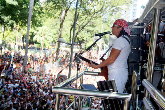 Bel Marques comandou o último dia de folia 