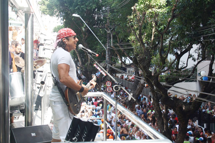 Bel Marques encerrou o Carnaval 2011 vestido de branco