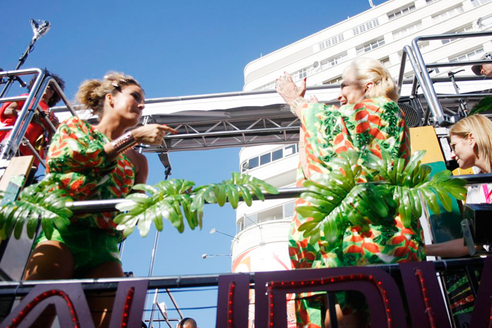 Claudia e Hebe usaram figurinos parecidos, inspirados no tema Delírio Tropical