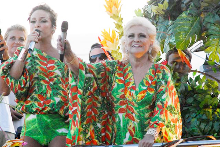 Com o figurino parecido com o de Claudia Leitte, Hebe sobe o trio e vibra com o público