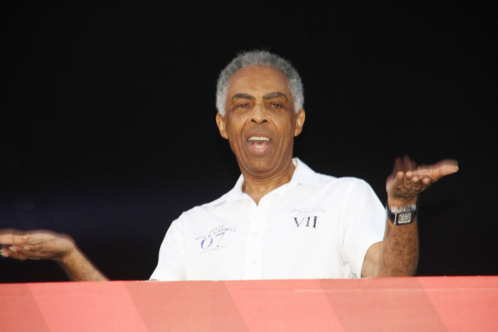 Gilberto Gil canta com as loiras