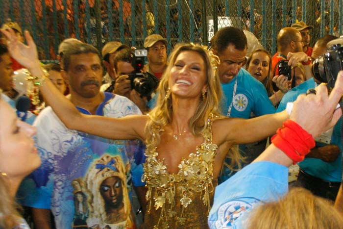 As melhores fotos de Gisele Bündchen no Carnaval da Vila Isabel!