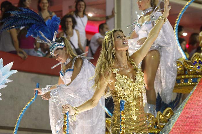 As melhores fotos de Gisele Bündchen no Carnaval da Vila Isabel!