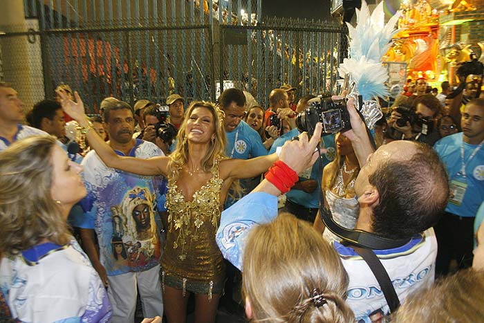 As melhores fotos de Gisele Bündchen no Carnaval da Vila Isabel!