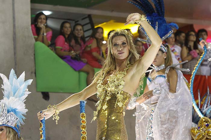 As melhores fotos de Gisele Bündchen no Carnaval da Vila Isabel!