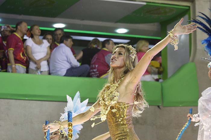 As melhores fotos de Gisele Bündchen no Carnaval da Vila Isabel!