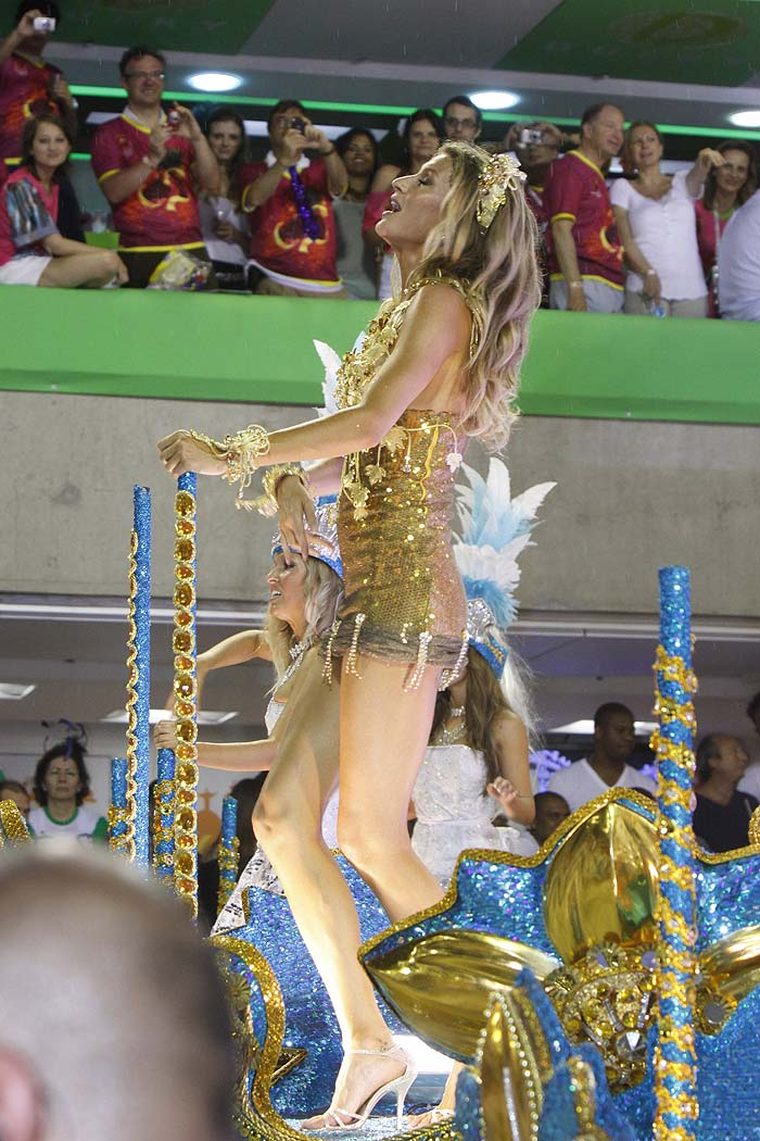 As melhores fotos de Gisele Bündchen no Carnaval da Vila Isabel!