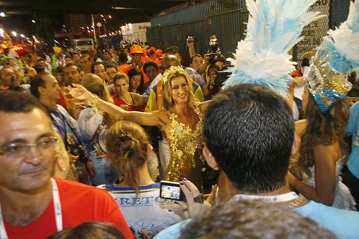 As melhores fotos de Gisele Bündchen no Carnaval da Vila Isabel!